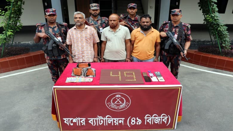যশোরে ২৬টি স্বর্ণের বারসহ তিন পাচারকারী আটক, সিজার মূল্য প্রায় সাড়ে ৬ কোটি টাকা