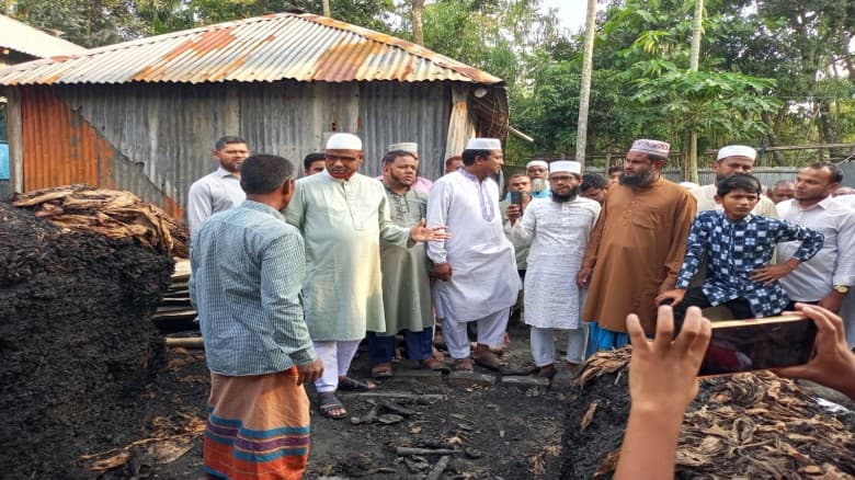 আগুনে পুড়ে সর্বস্বান্ত কৃষকের বাড়িতে এমপি রায়হান সিরাজী