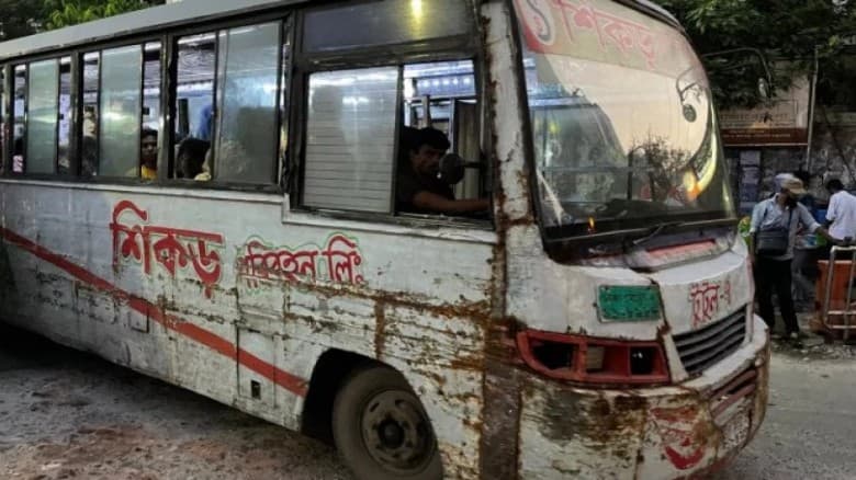 ঢাকায় লাখেরও বেশি লক্কড়ঝক্কড় বাস দাপিয়ে বেড়াচ্ছে রাস্তা