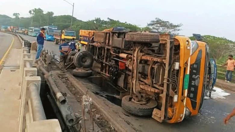 ট্রাক উল্টে ঢাকা-চট্টগ্রাম মহাসড়কে তীব্র যানজট