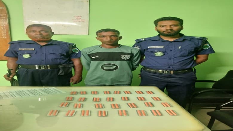 ক্ষেতলালে ৩০০ পিস ট্যাপেন্টাডলসহ  হাসানকে আটক করেছে পুলিশ।