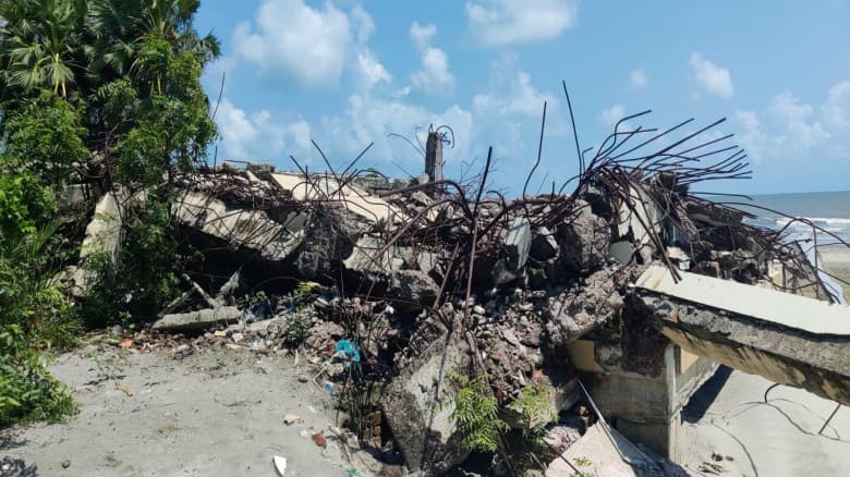 কুয়াকাটায় সমুদ্রভাঙনের পর অপসারণ হয়নি ঝুঁকিপূর্ণ স্থাপনার ধ্বংসাবশেষ