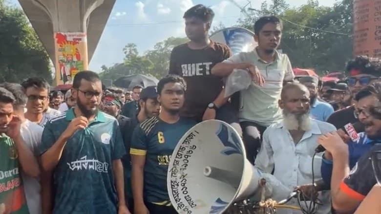 শাহবাগ মোড়ে বুয়েট শিক্ষার্থীদের অবরোধ , যান চলাচল বন্ধ
