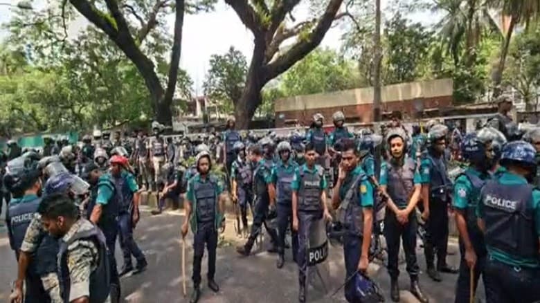 যমুনা অভিমুখে শিক্ষার্থীদের অভিযানে পুলিশের বাধা, ছোড়া হয় সাউন্ড গ্রেনেড