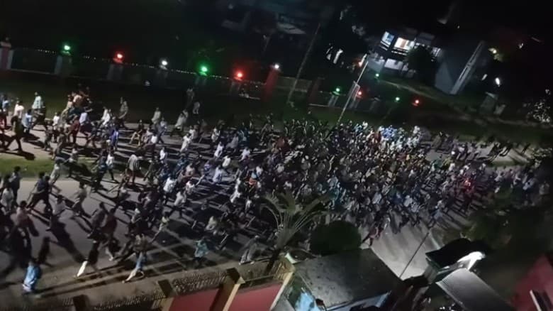 এবার বাকৃবিতে আন্দোলনরত শিক্ষার্থীদের ওপর বহিরাগতদের হামলা