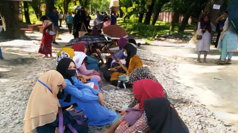 বাকৃবির শিক্ষার্থীদের ছয় দাবিতে রেলপথ অবরোধ