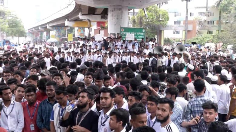 তেজগাঁওয়ে পলিটেকনিক শিক্ষার্থীদের সড়ক অবরোধে যানজট