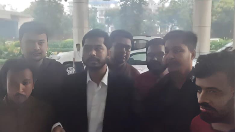 চিকিৎসার জন্য সিঙ্গাপুর গেলেন নুর