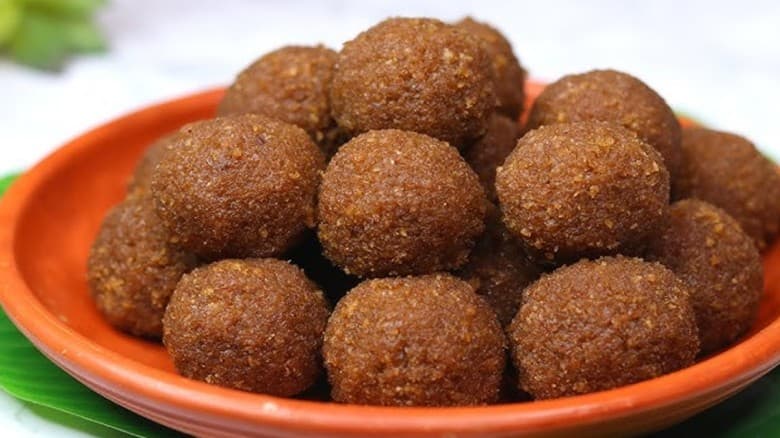 যেভাবে গুড়ের নারকেল নাড়ু তৈরি করবেন