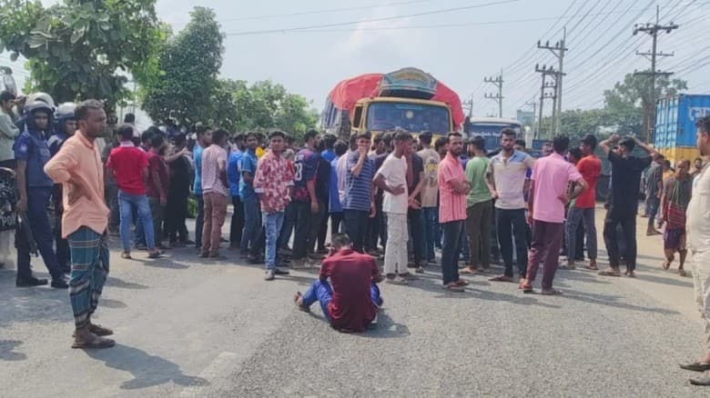 ১০ দফা দাবিতে ঢাকা-ময়মনসিংহ মহাসড়ক অবরোধ