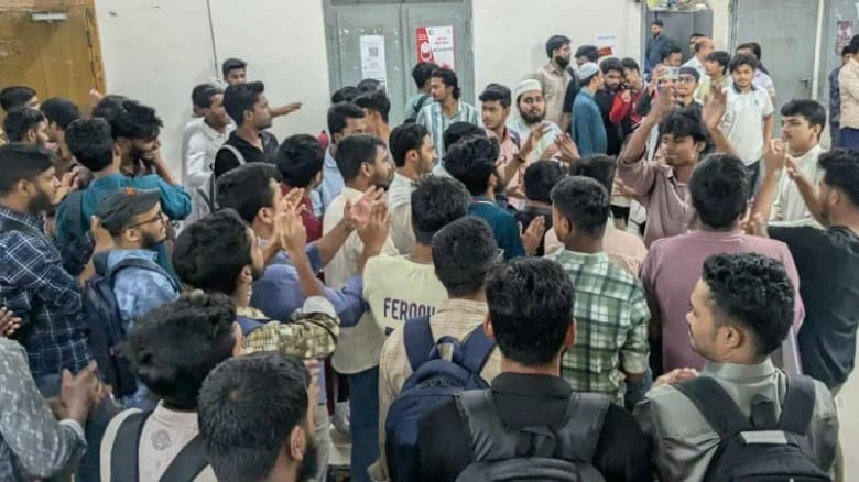 ঢাকা কলেজে শিক্ষক সভা ও ভর্তি কার্যক্রম নিয়ে নবীন শিক্ষার্থীদের প্রতিবাদ