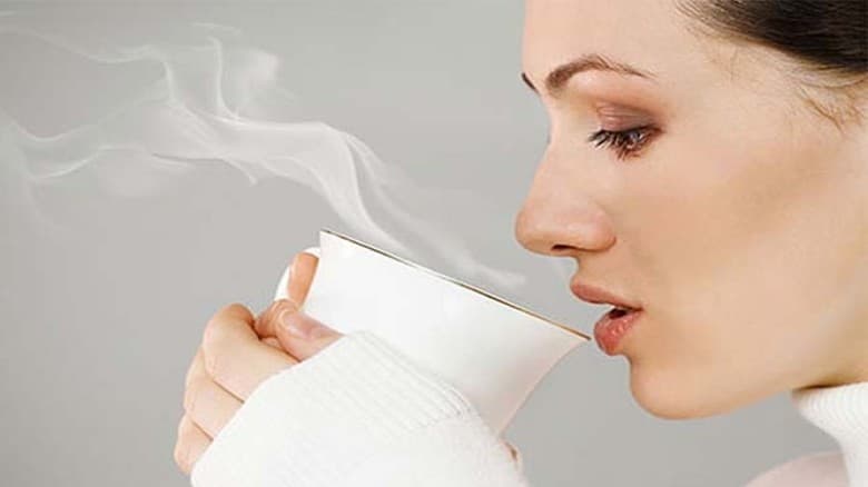 শীতে গরম পানি পান: স্বাস্থ্যকর নাকি ক্ষতিকর?