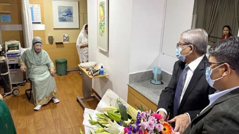খালেদা জিয়াকে ফুলের তোড়া পাঠালেন ভুটানের প্রধানমন্ত্রী