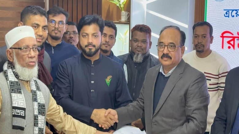 ঢাকা-৬ আসনে মনোনয়নপত্র জমা, নির্বাচনী পরিবেশ নিয়ে আশাবাদী ইশরাক