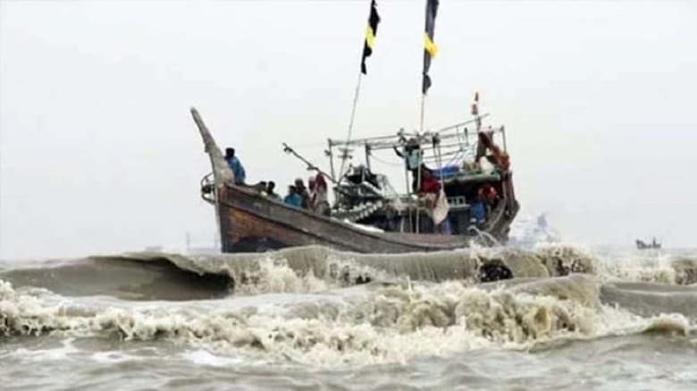 বঙ্গোপসাগরে ট্রলারডুবিতে তিনজনের মৃত্যু, কিশোর নিখোঁজ