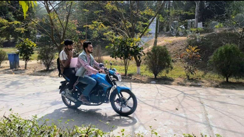 কুবি ভর্তি পরীক্ষায় ছাত্রদলের বাইক সার্ভিস