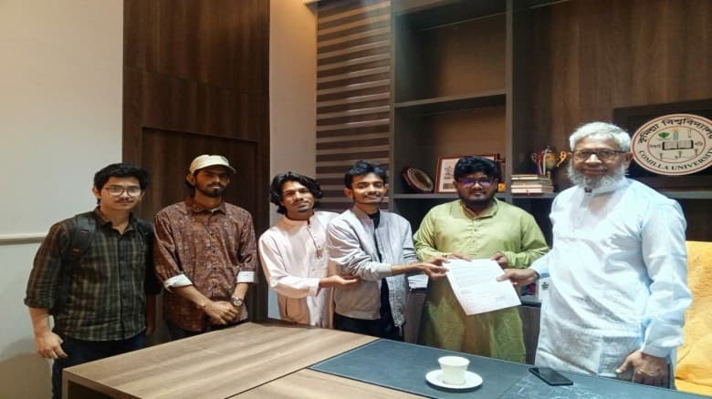 ভোটাধিকার রক্ষায় বাস চাই,কুবি প্রশাসনের কাছে শিক্ষার্থীদের স্মারকলিপি