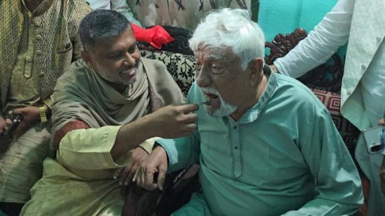 ফুল-মিষ্টি নিয়ে বিজয়ীর বাড়িতে শিশির মনির