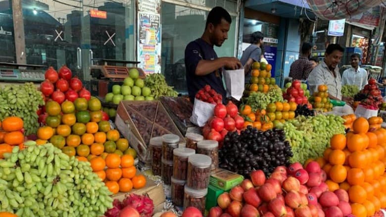 রোজার আগেই ফলের বাজারে আগুন অস্বস্তিতে ক্রেতা
