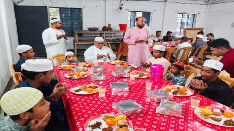 এতিম শিশুদের সাথে ইফতার করলেন এমপি শফিকুল হক মিলন