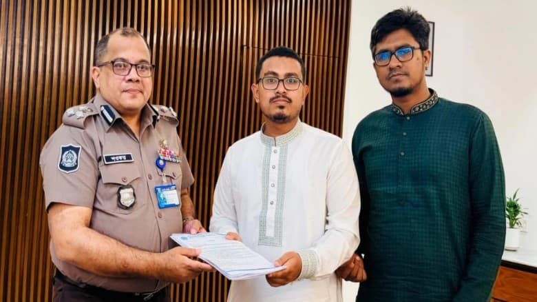 পুলিশের সামনেই হামলা করে ছাত্রদল : অভিযোগ সাদিক কায়েমের