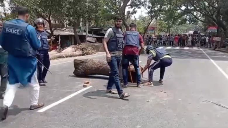 লালপুরে বিএনপির দুই গ্রুপের সংঘর্ষে উত্তপ্ত পুরো এরাকা