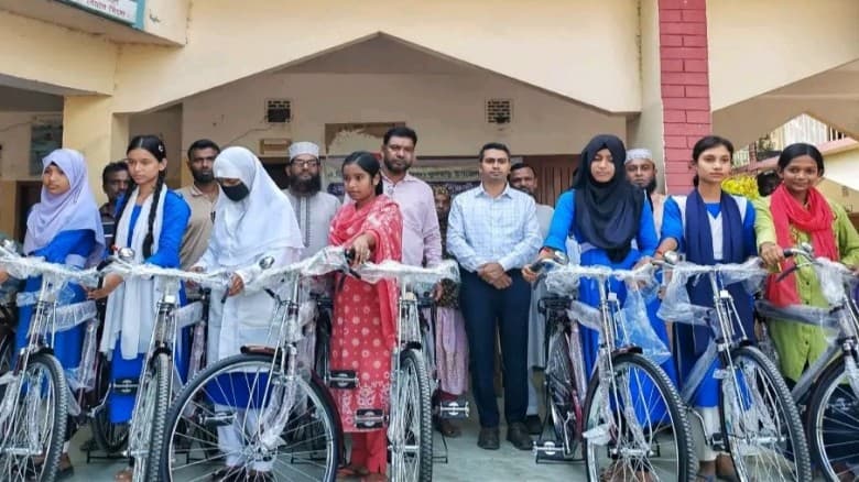গাইবান্ধার ফুলছড়িতে দরিদ্র শিক্ষার্থীদের মাঝে বাইসাইকেল বিতরণ-