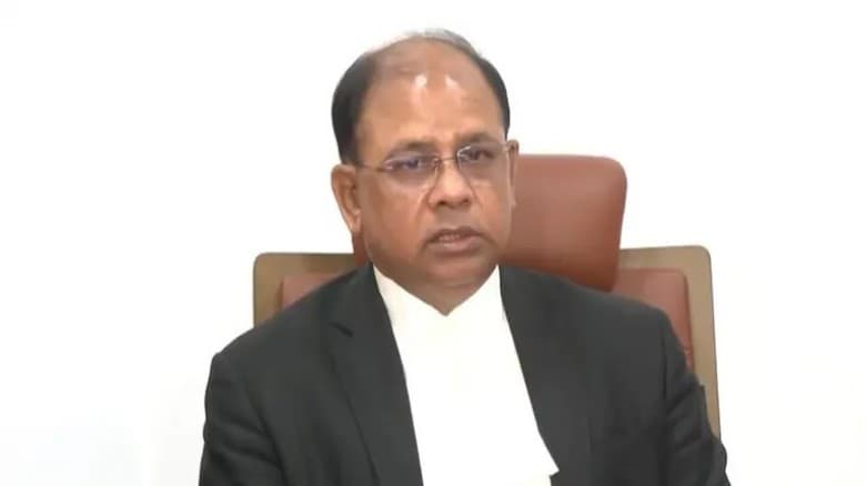 জুলাই শহীদ পরিবারের ক্ষোভের মুখে চিফ প্রসিকিউটর আমিনুল ইসলাম