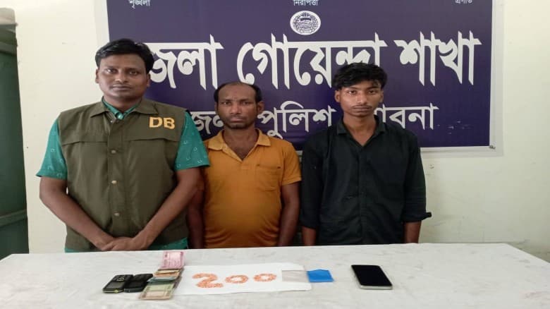 ঈশ্বরদীতে ডিবির অভিযানে ইয়াবাসহ মাদক ব্যবসায়ী পিতা-পুত্র আটক